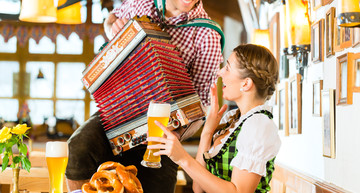 accordion player and woman with beer | © Shutterstock